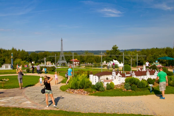 Viele Besucher schauen sich die Exponate in der Miniwelt in Lichtenstein an. 