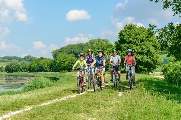 Radfahren – kleine Gruppe fährt auf einem Radweg