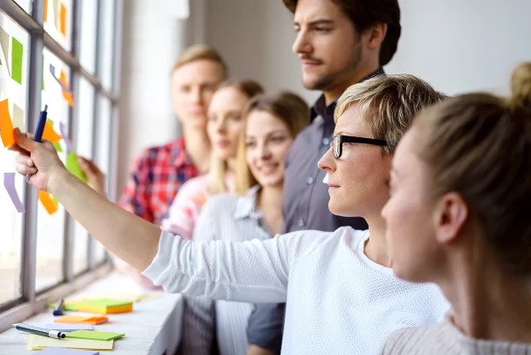 Weiterbildung – junge Menschen erarbeiten sich gemeinsam neuen Kenntnisstand